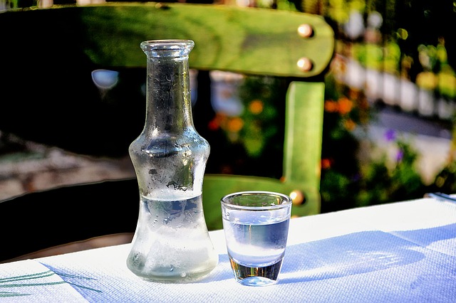 Ouzo aus Griechenland mit einer Flasche Wasser