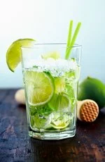 Caipirinha mit frisches Limetten und Eis