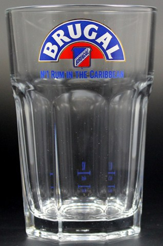 Brugal No. 1 Rum in the Caribbean Glas